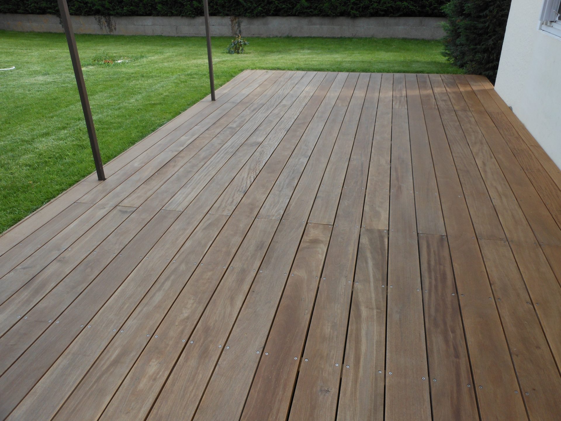 Terrasse en garapa après application du saturateur Coriwood Spécial Terrasses Hydro