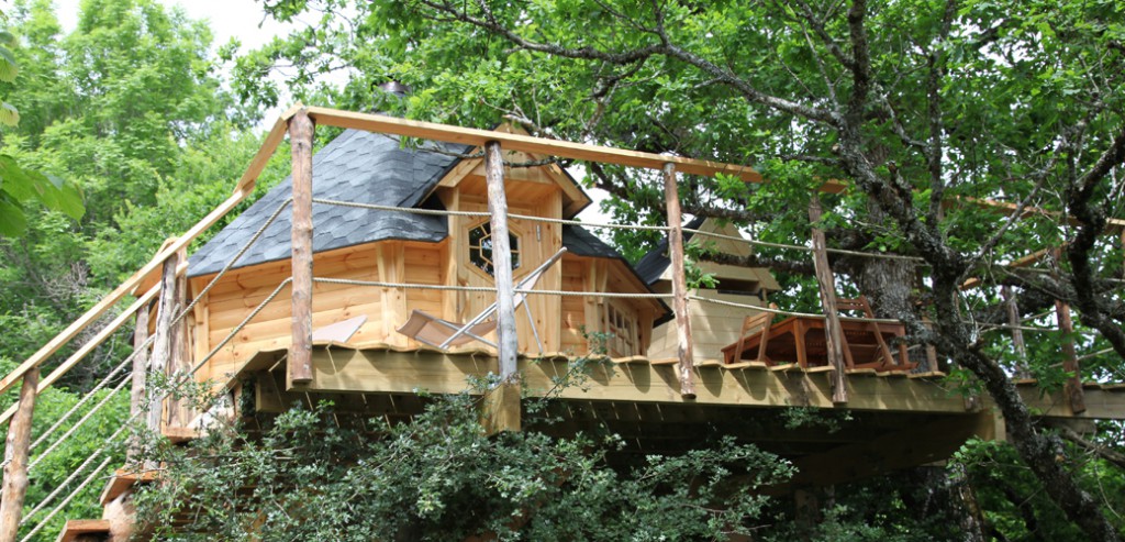 Cabane en bois dans les arbres