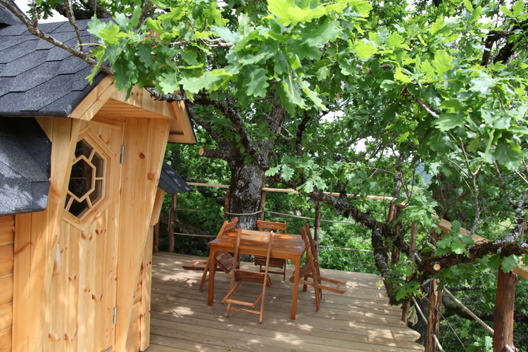 Terrasse d'une cabane dans les arbres