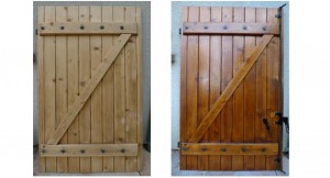 Volet après ponçage et après sa rénovation avec une lasure teintée Pin d'Orégon