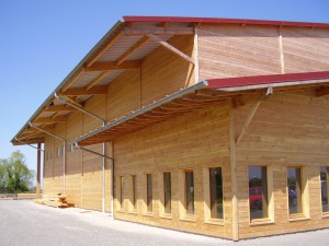 grand bâtiment en bois à protéger