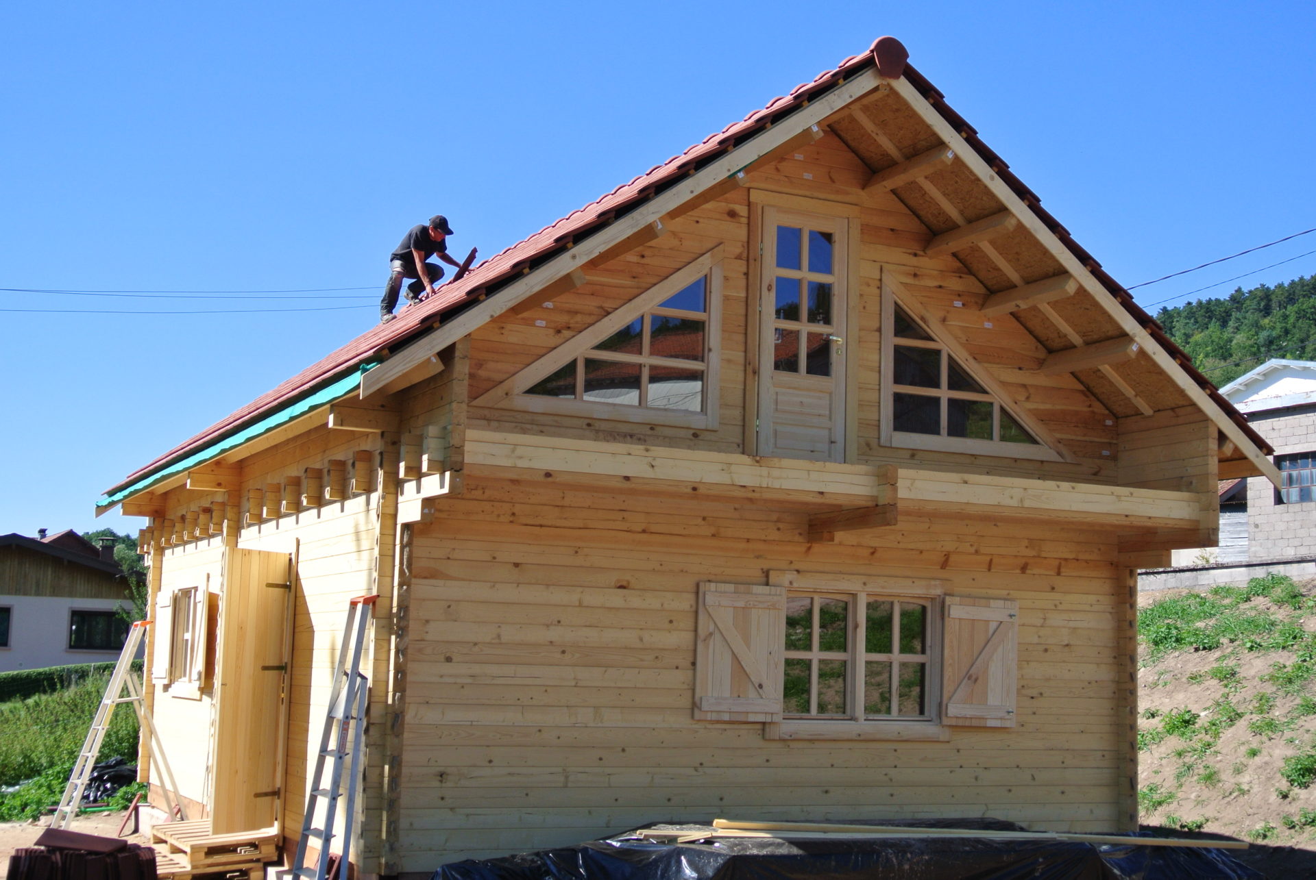 Un chalet en madrier avant l'application d'une couche d'huile