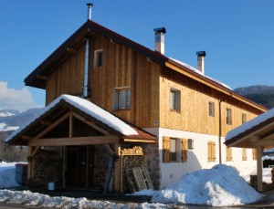 En montagne, protection du bardage d’un local à skis