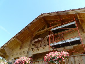 façade principale du chalet sablée, traitement en cours sous les avant-toits