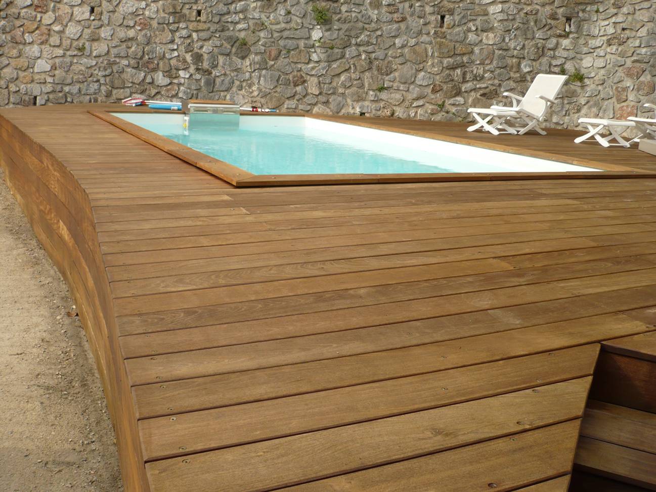 terrasse en bois exotique avec saturateur teinté miel