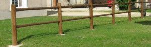 Une barrière en bois autoclavé protégée avec un produit hydrofuge