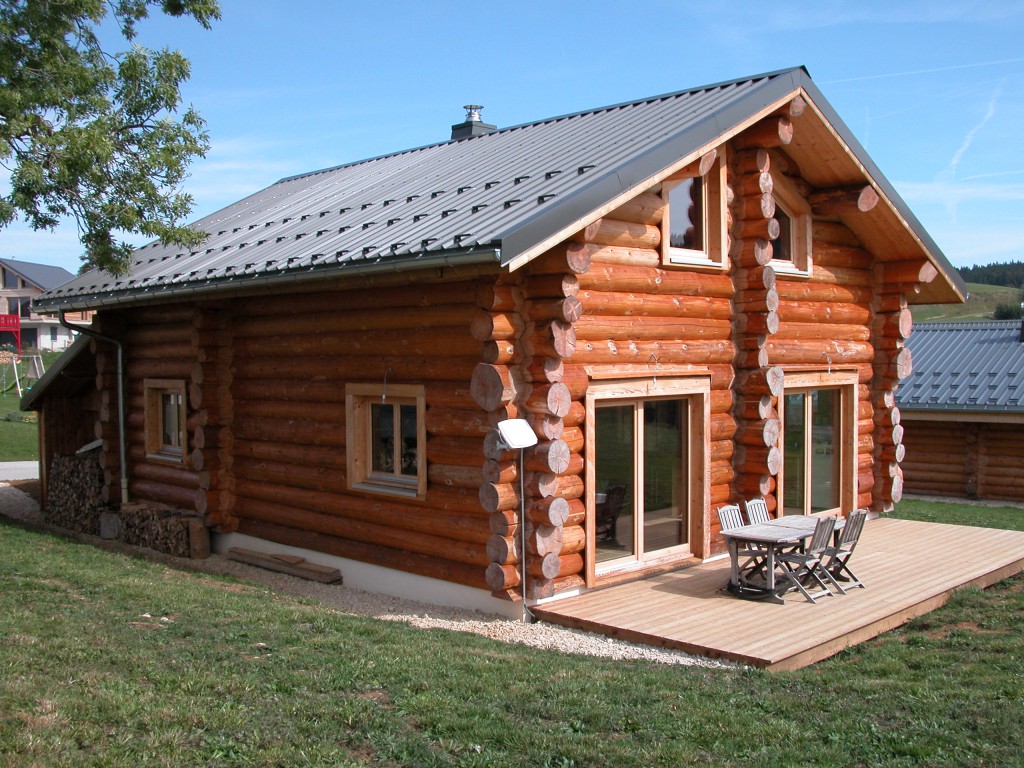 maison bois rond avec huile à chalet