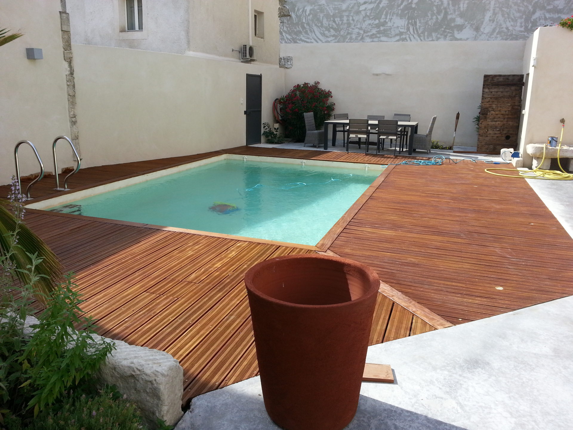 terrasse en bois cumaru rénovée au saturateur teinté