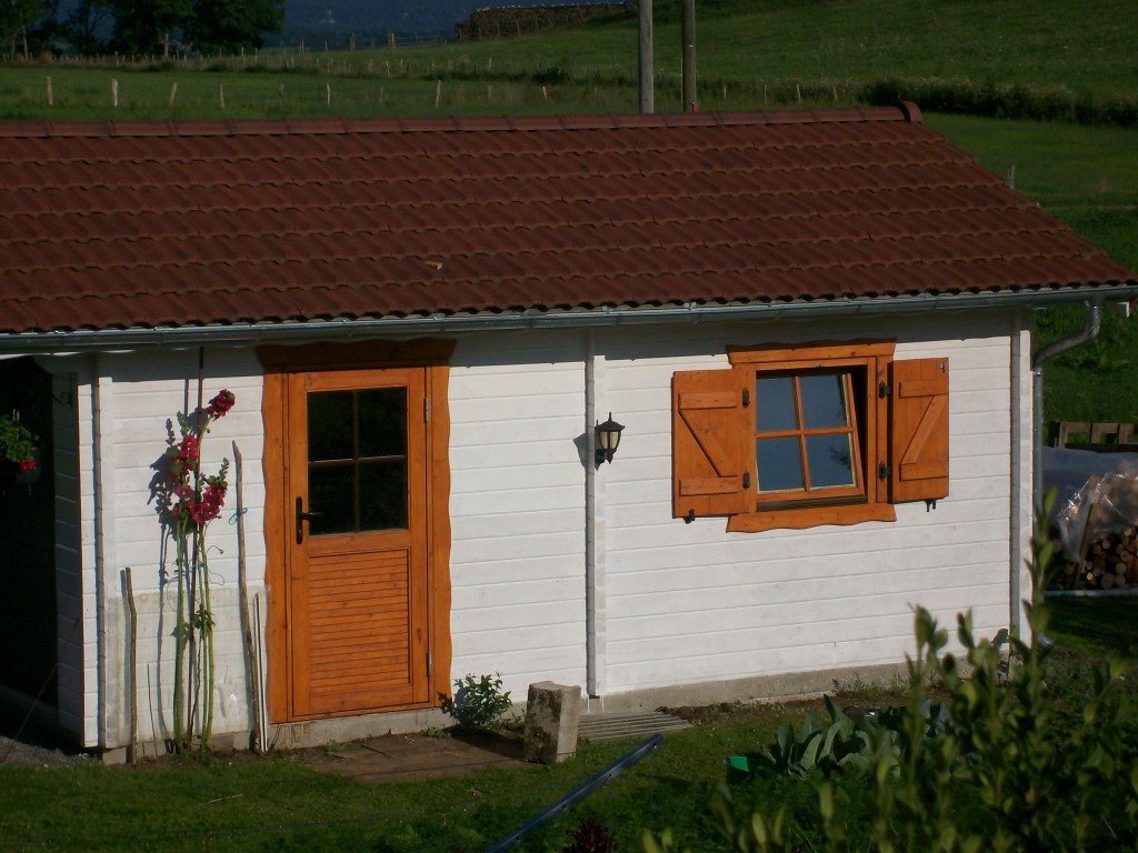 Un saturateur blanc sur un abri jardin en bois