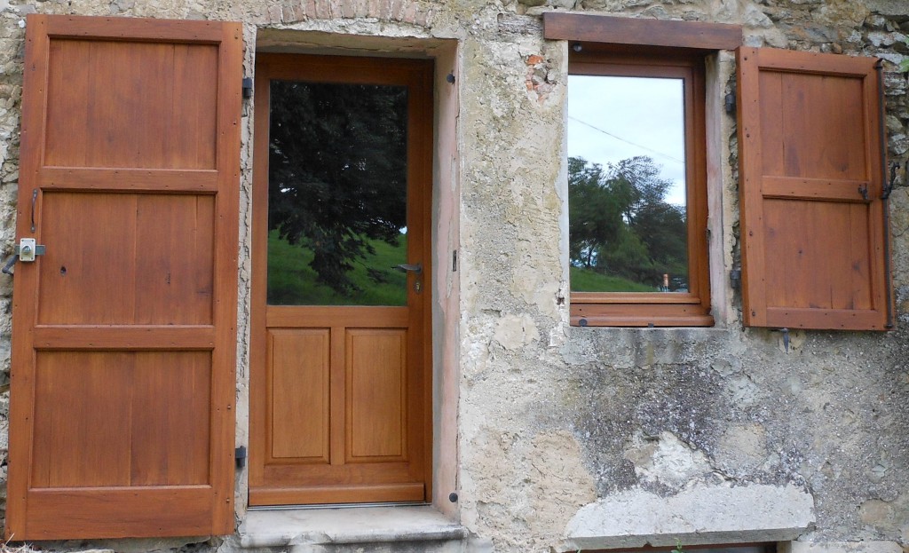 porte et fenêtre en chêne, volets en châtaignier