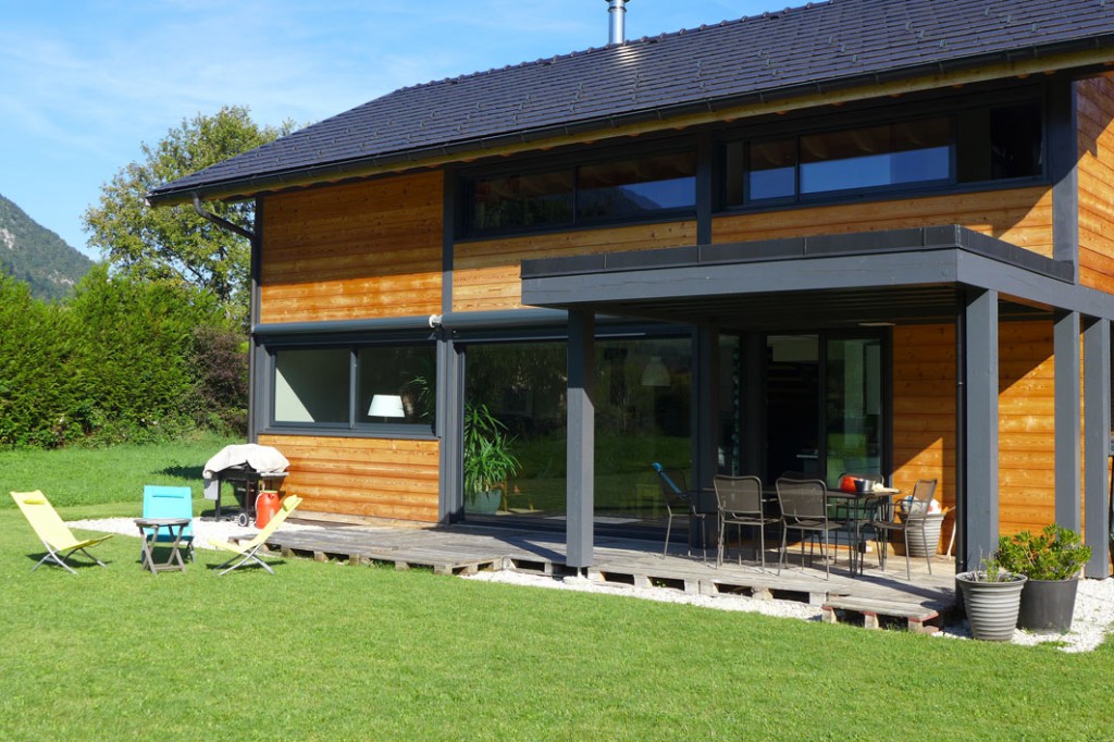 peinture et saturateur sur maison en bois