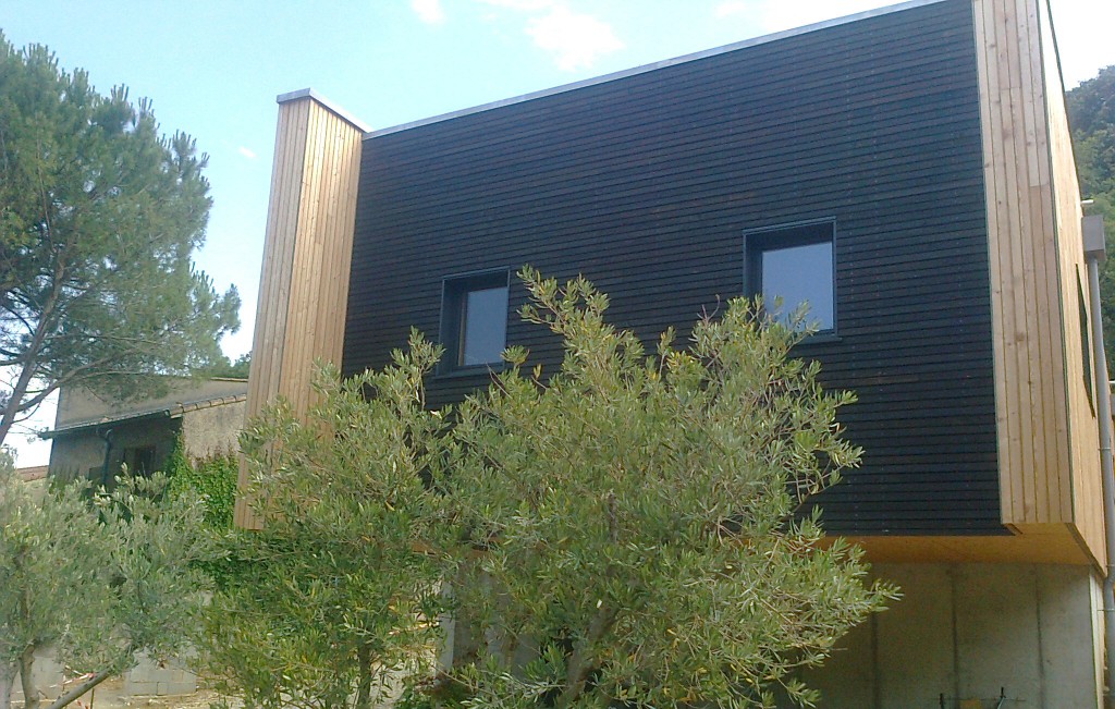 Saturateur teinté noir sur maison bois d’architecte