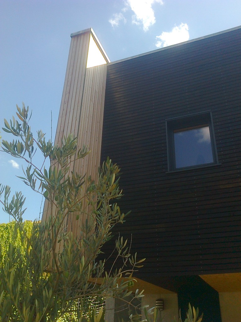 Maison d'architecte en bois traité avec un saturateur teinté noir