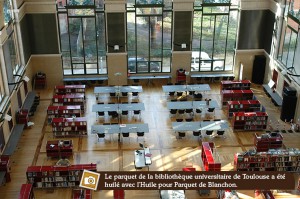 parquet huilé dans une bibliothèque universitaire