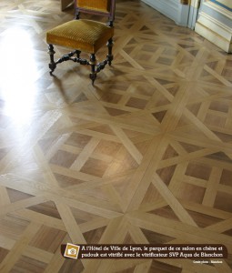 parquet vitrifié dans un salon d'hôtel de ville