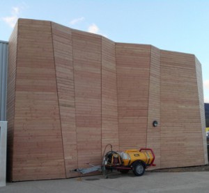 bardage bois après pose sur façade Décathlon Annecy-Epagny