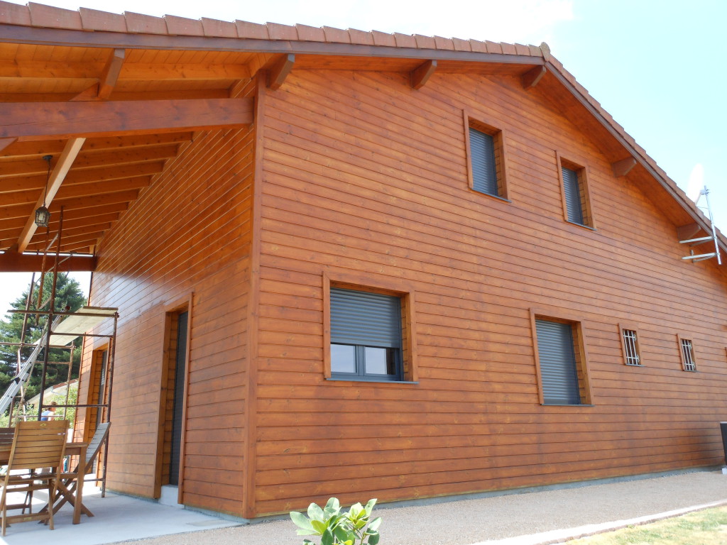 maison avec un bardageen bois rénové avec une lasure
