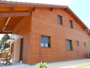 maison avec bardage bois rénové avec une lasure