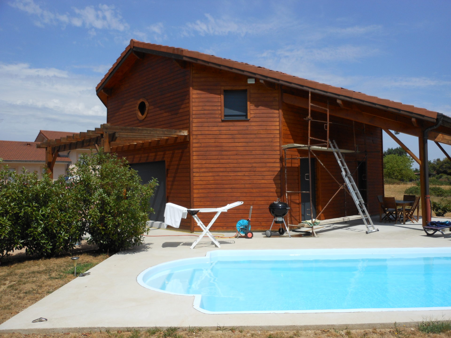 Maison en bois rénovée avec une lasure teintée