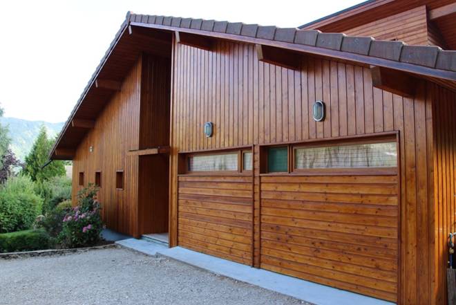 Maison en bois rénovée avec une lasure teintée