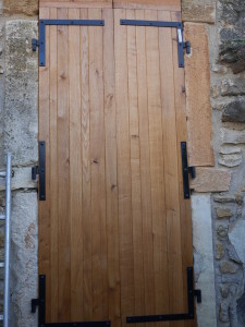 volets bois d'une porte avec saturateur