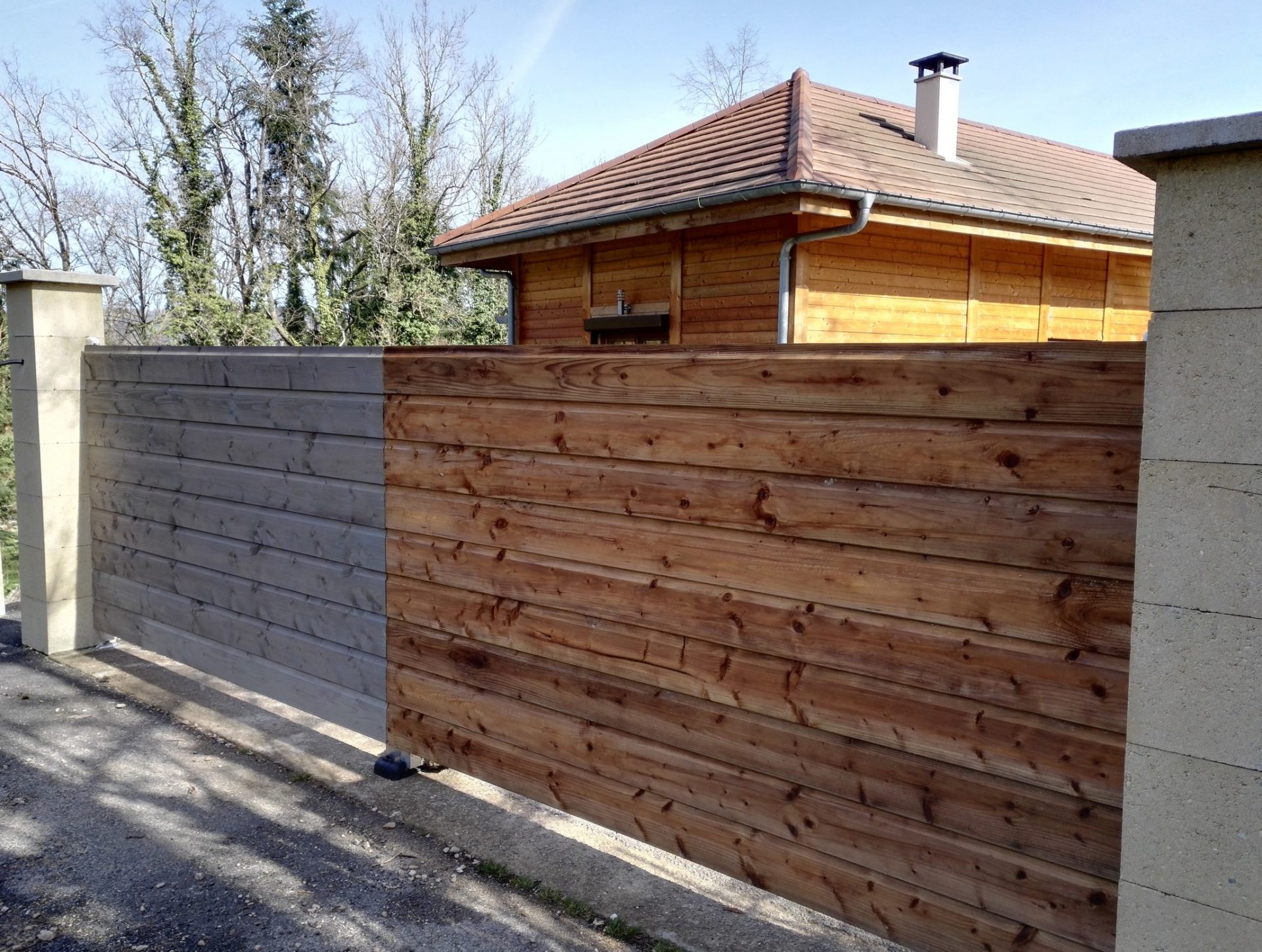 portail en bois autoclave protégé par un saturateur