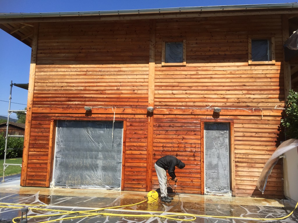Maison en bois en cours de dégrisement