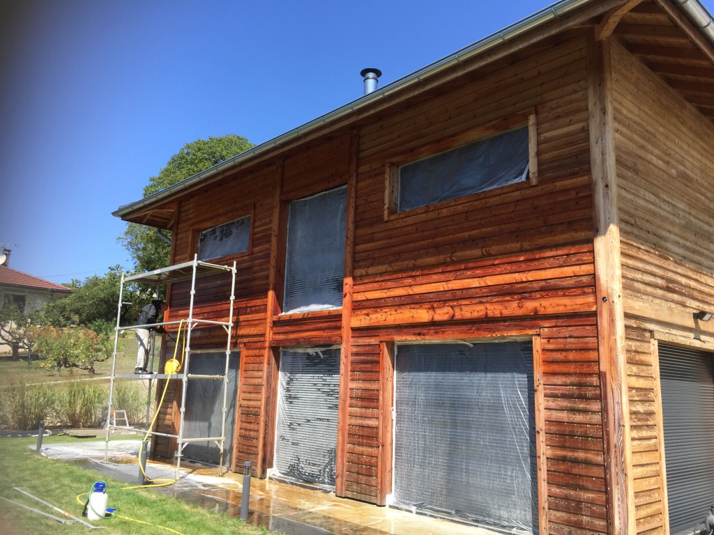 Opération de dégrisement du bardage bois d'une maison