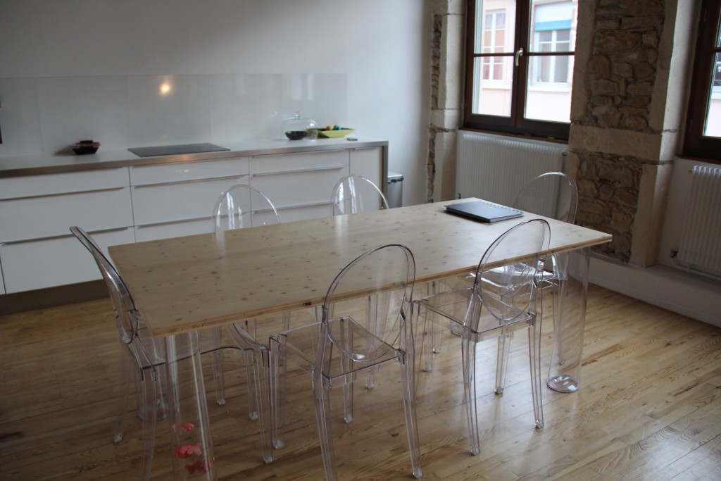 Table en bois traitée avec une huile dure