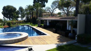 contour de piscine en bois rénové