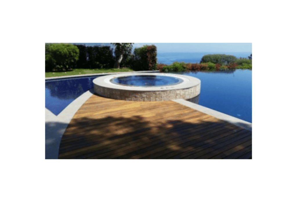 Magnifique terrasse en bois rénovée avec un saturateur