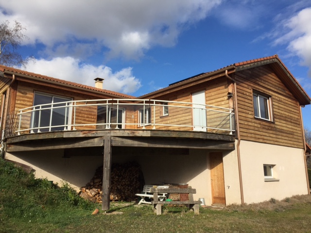 maison en bois avec un bardage rénové avec un saturateur