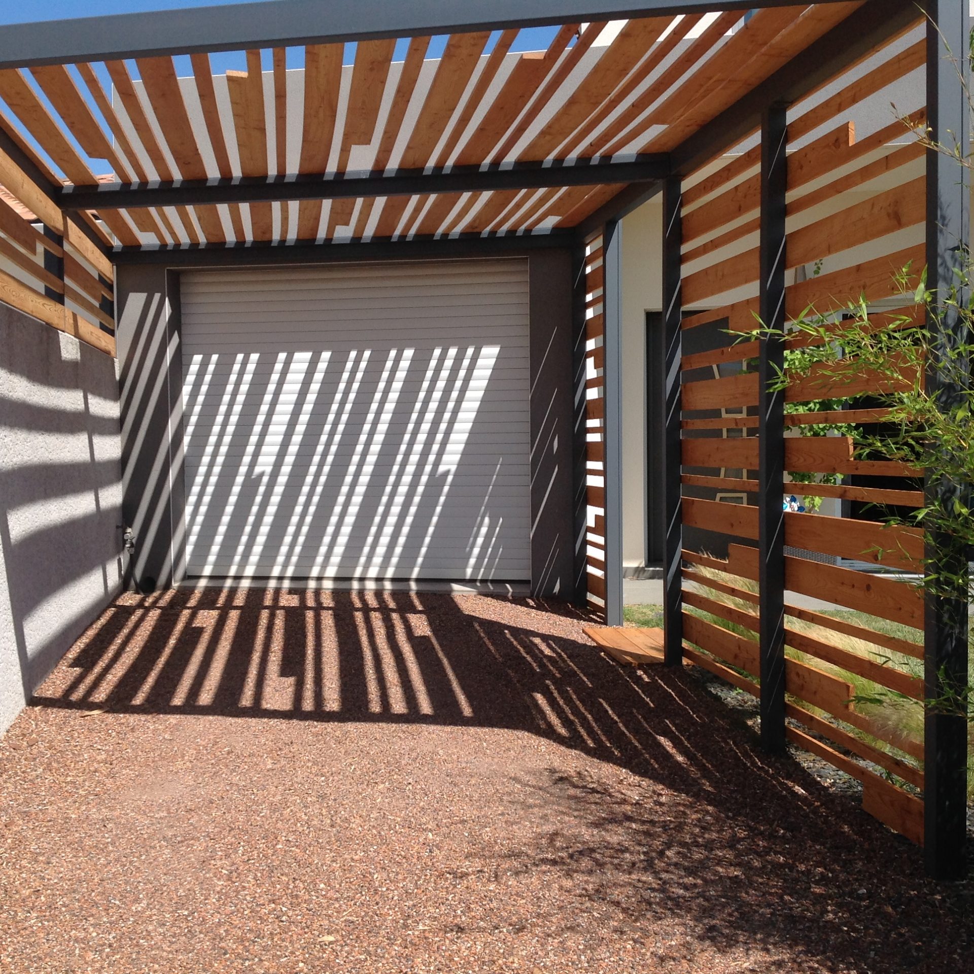 intérieur d'un passage en bois huilé