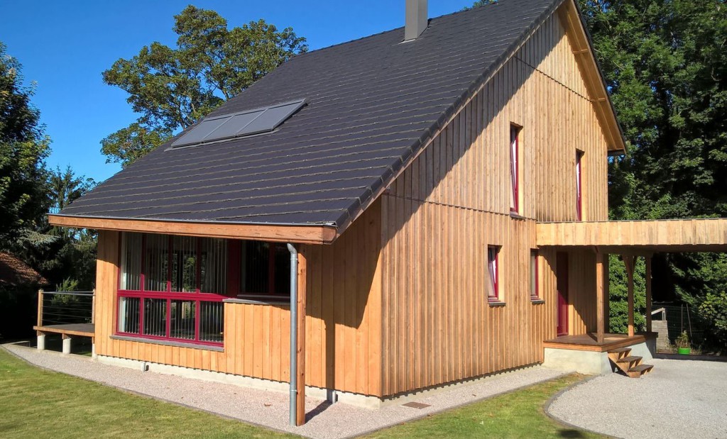 Façade sud-est d'un bardage en bois aulne entretenu avec un saturateur incolore
