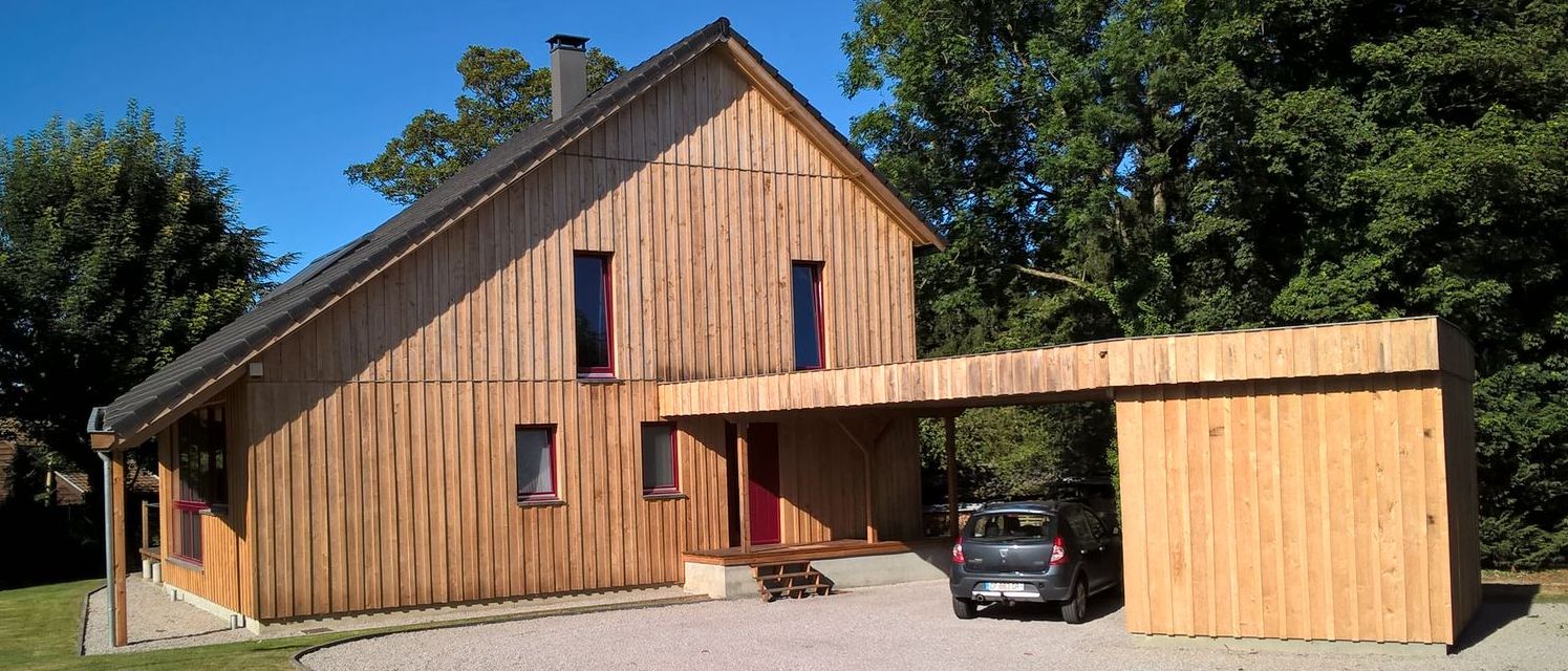 Maison en bois avec un bardage en aulne entretenu avec un saturateur incolore