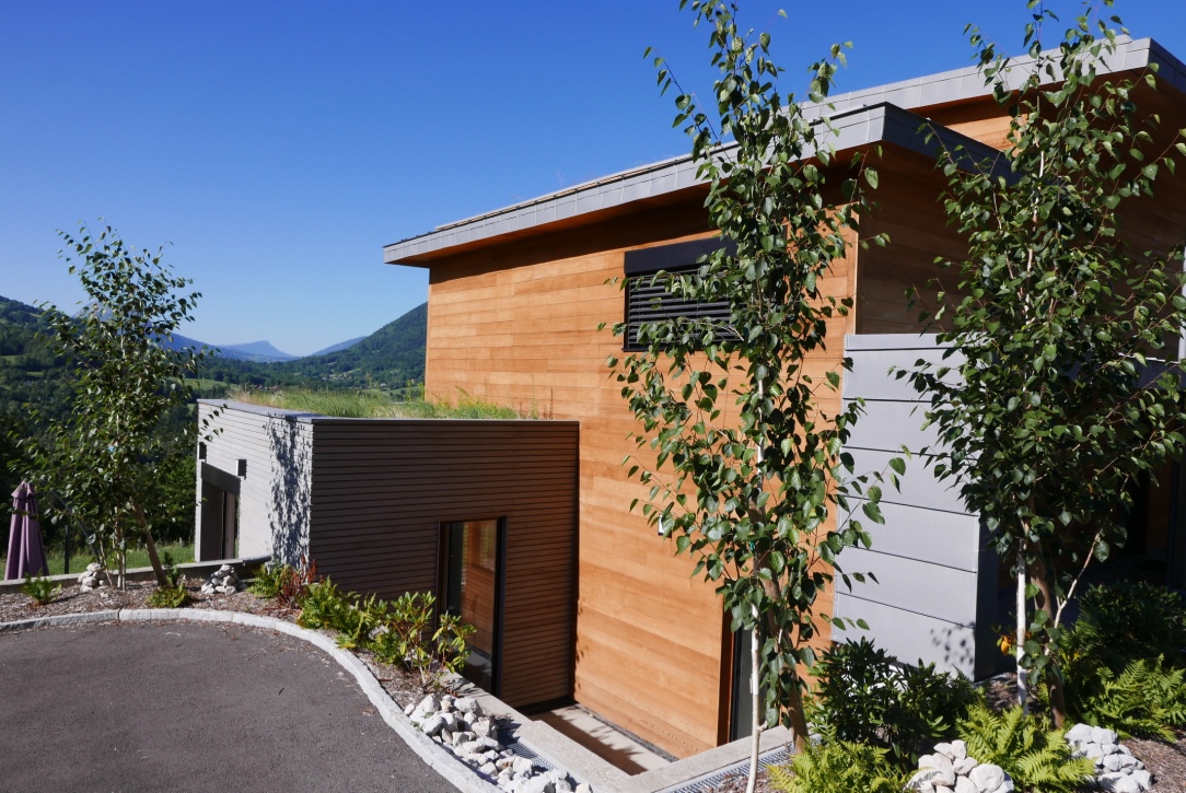 maison en bois red cedar après l'application d'un saturateur teinté