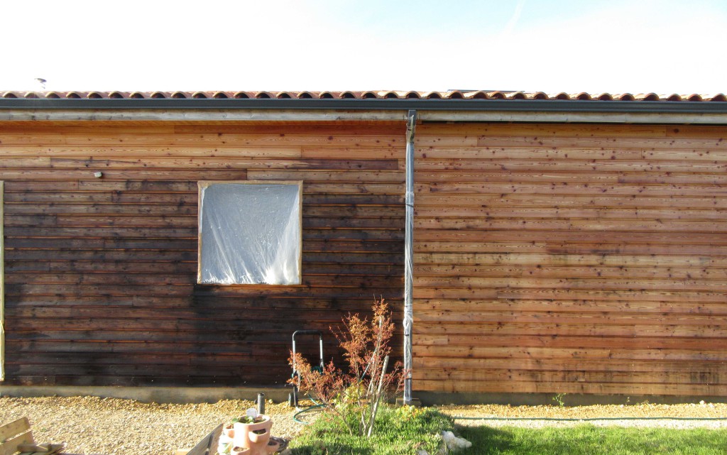 Bardage en bois en cours de dégrisement