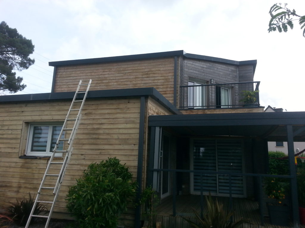 Maison avec un bardage en bois pendant son dégrisement