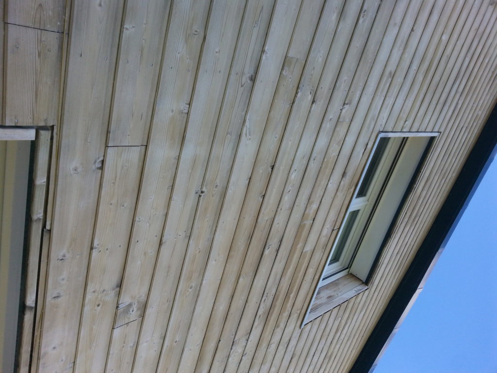 un bardage en bois dégrisé
