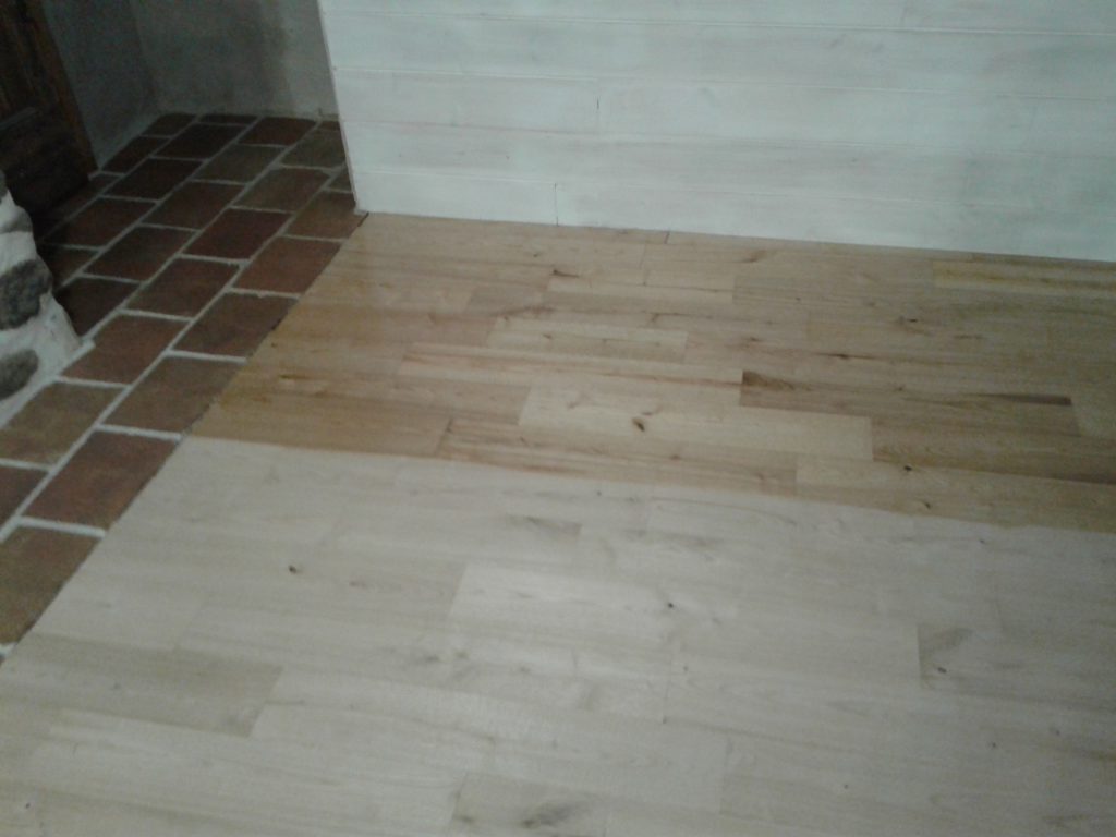 parquet en châtaignier après l'application d'une huile