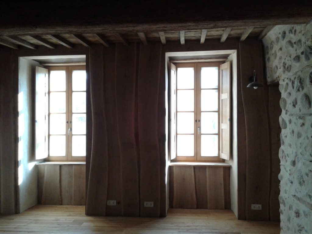 bardage intérieur en chêne et menuiseries en châtaignier