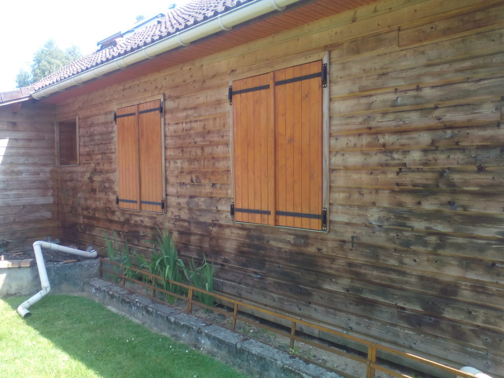 Un bardage bois avant sa rénovation