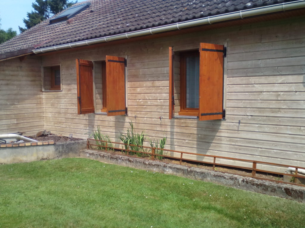 Bardage bois d'une maison après dégrisement