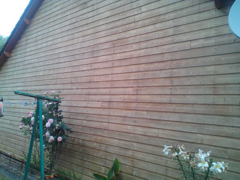 Maison en bois teinte avec un saturateur couleur miel