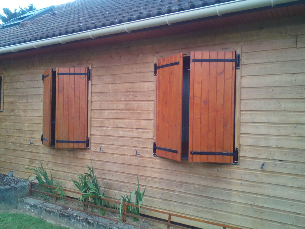Maison en bois teinte avec un saturateur couleur miel