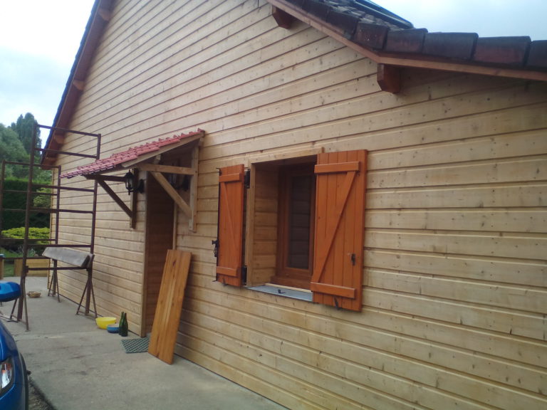 Bardage d'une maison en bois teinte avec un saturateur couleur miel
