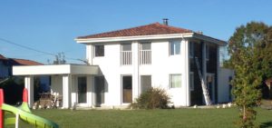 maison en bois repeinte en blanc presque finie
