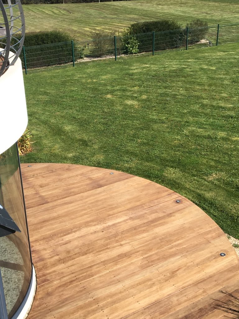 terrasse arrondie en bois exotique