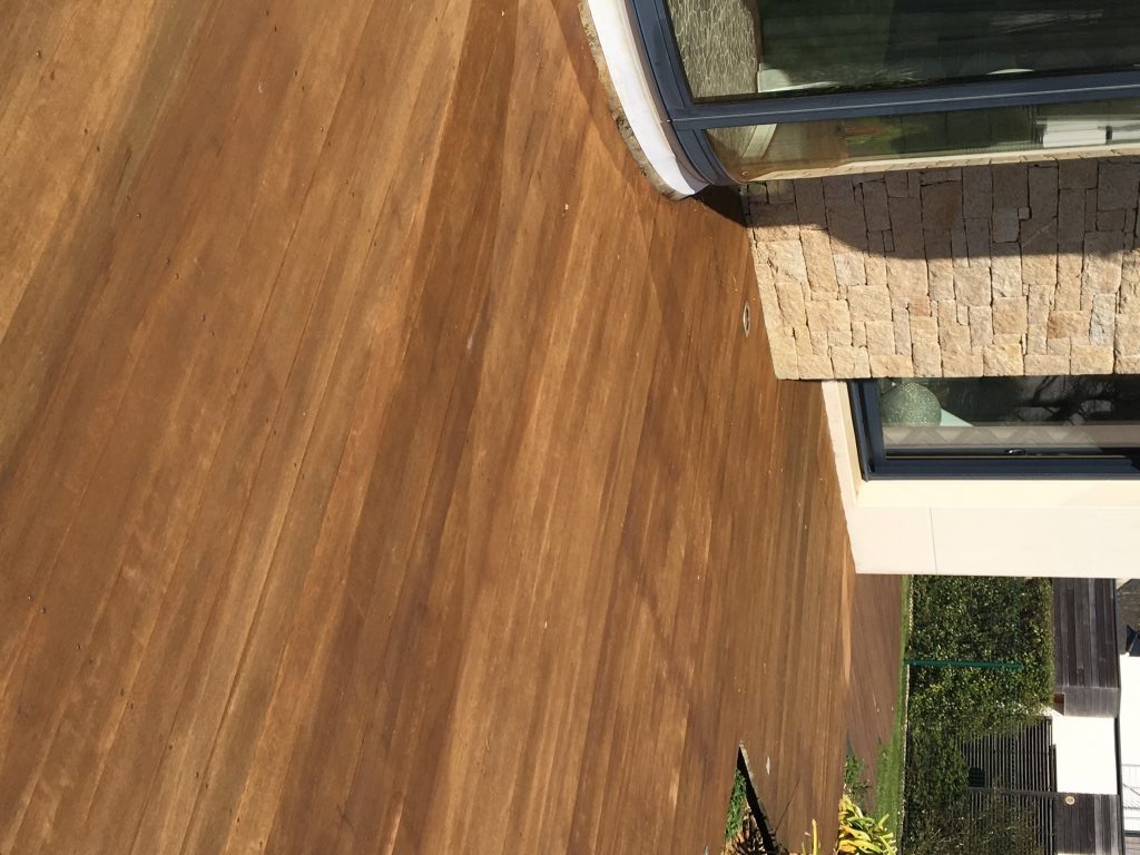 terrasse en bois exotique entretenue avec un saturateur