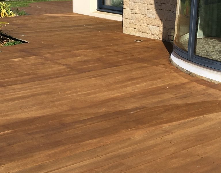 terrasse en bois exotique entretenue avec un saturateur